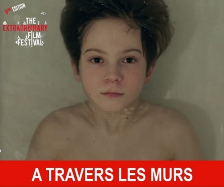 Affiche de "A travers les murs" : Le film aborde le vécu des parents, en particulier d'une maman, vis-à-vis de l'autisme de leur enfant.