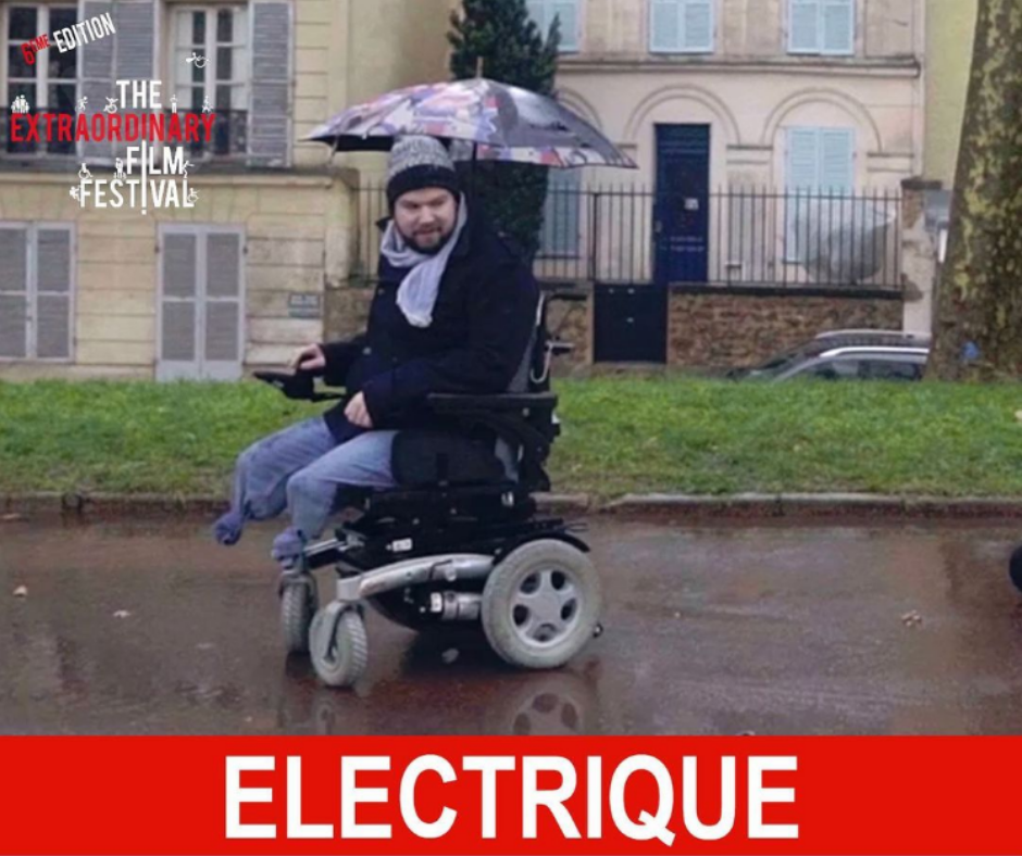 Affiche de "Electrique" : quand un homme en fauteuil motorisé se questionne sur la vitesse de déplacement des autres dans la ville, à pied, à vélo, en trottinette ou en courant.